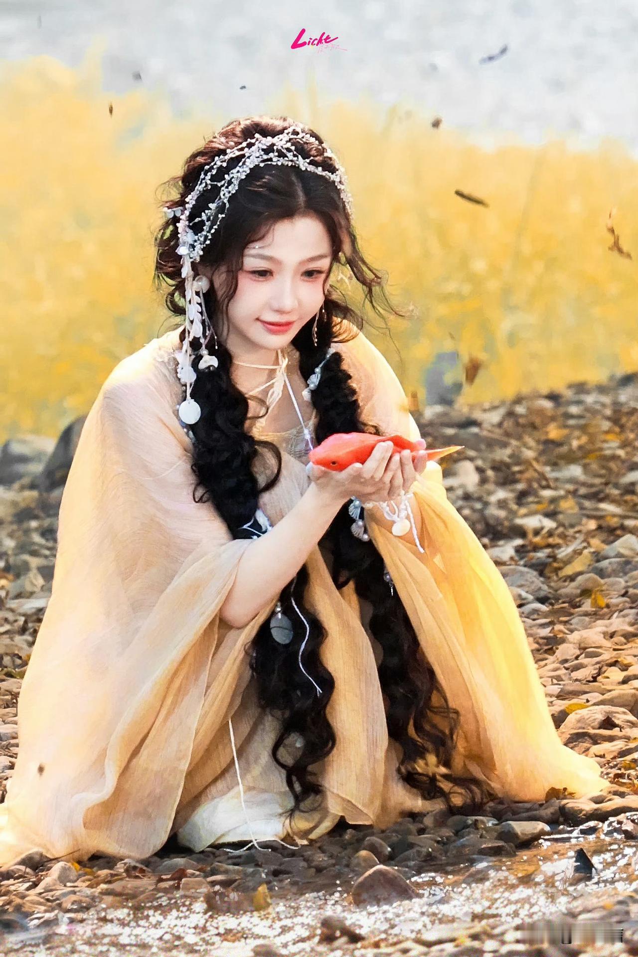 怪不得说时尚是个轮回，古偶造型师卷来卷去，又回归古早审美了。
有一说一，确实好看