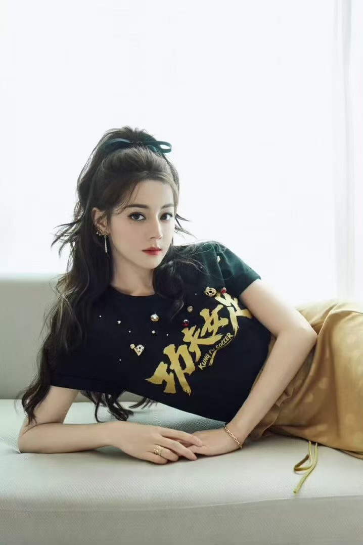 迪丽热巴用全名的话能占4行事件起源：在电影《功夫女足》片尾字幕中，迪丽热巴的九字