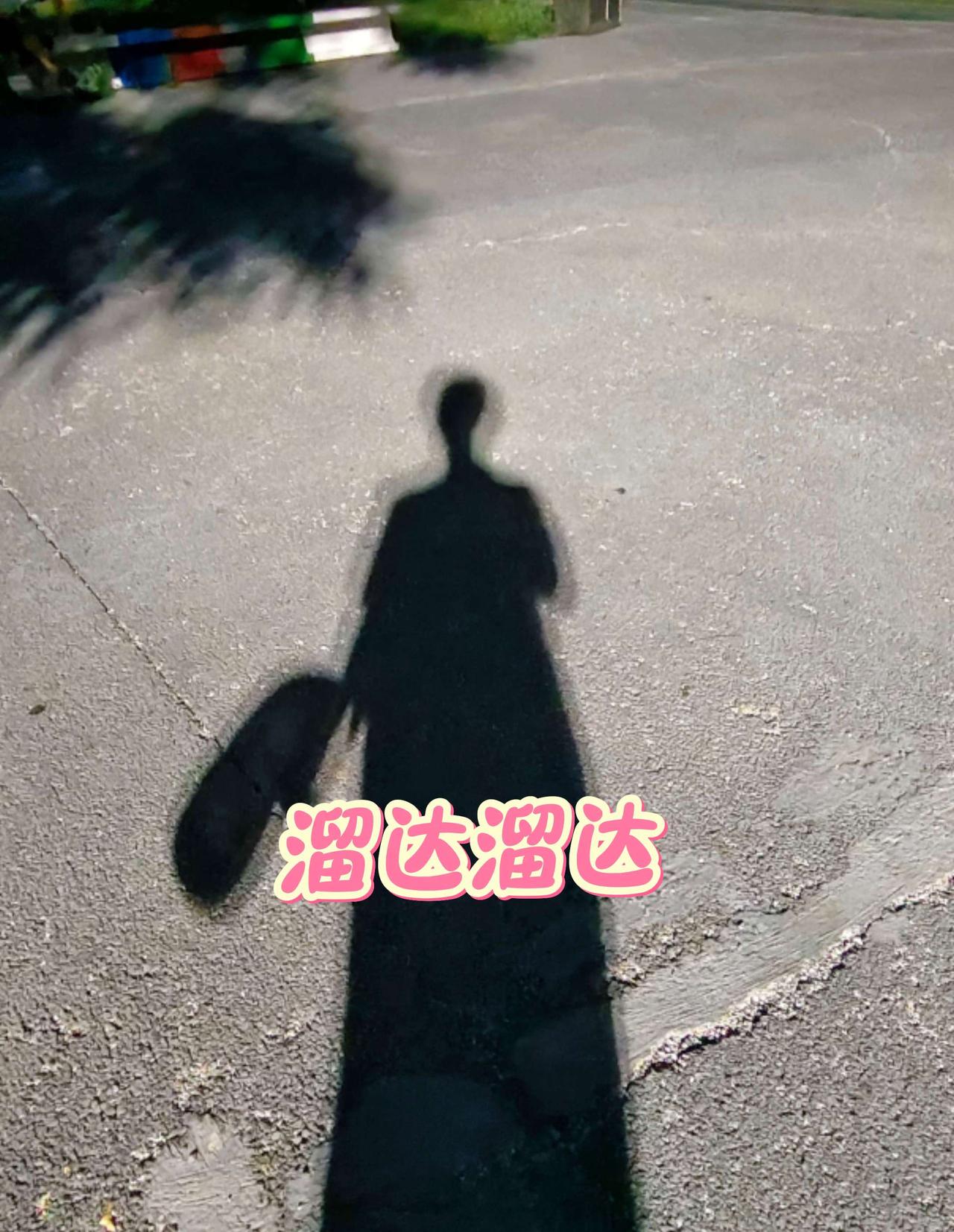 昨天吃过晚饭，天空阴云密布，因为天气预报提醒有大暴雨，所以小游园人不多，悠哉悠哉