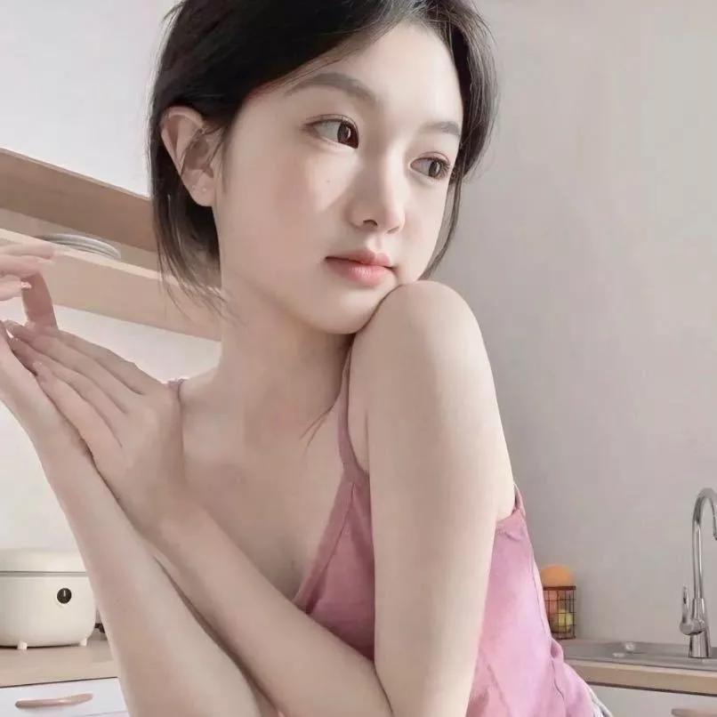 窗前静思量，花落人如梦。窗前花影 雨落窗前思万千 独坐西窗听雨落 浮生如梦情如烟