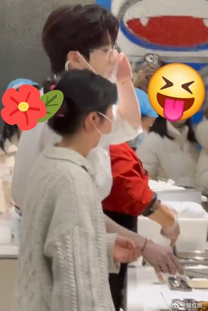 魏哲鸣一边饭撒一边撒饭 原来帅哥也会有干饭小失误，饭撒很帅，撒饭很憨，可爱度直接