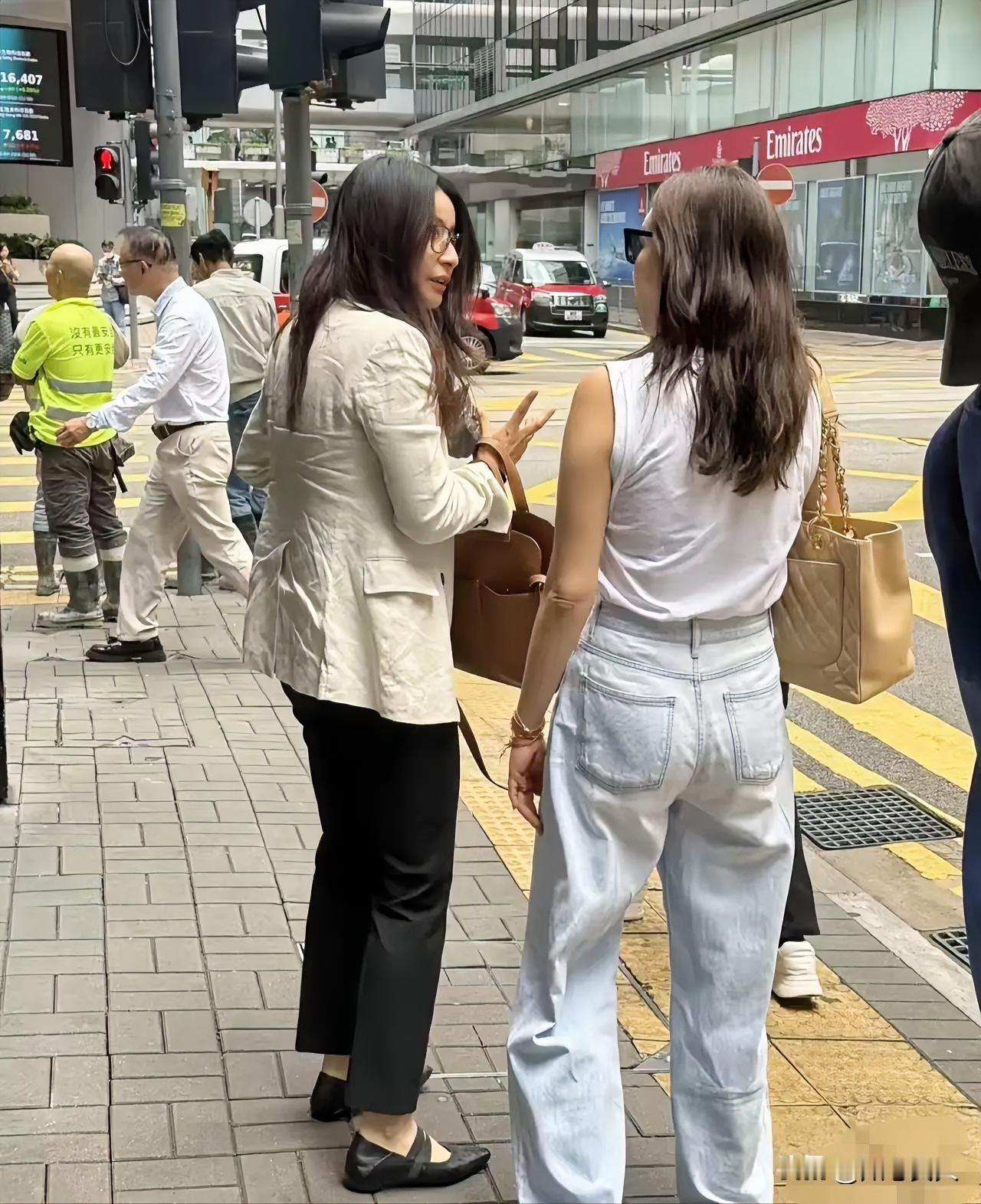 45岁郭晶晶和朋友现身香港中环逛街购物，被网友拍下来发到网上，她的打扮有点一言难