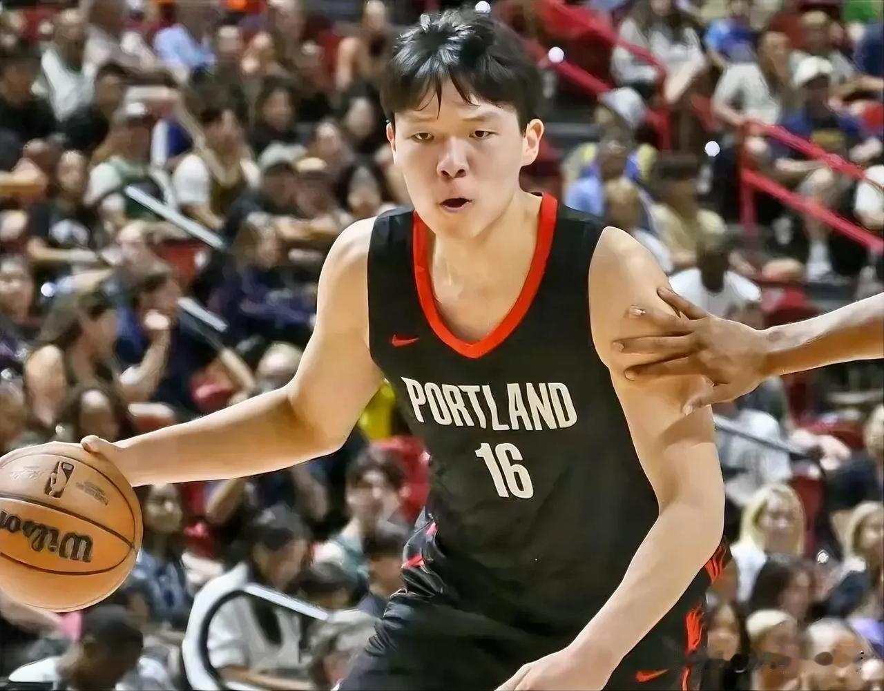 为什么说杨翰森在nba取得的成就要高于周琦？其实原因很简单！
一，杨翰森的身体条