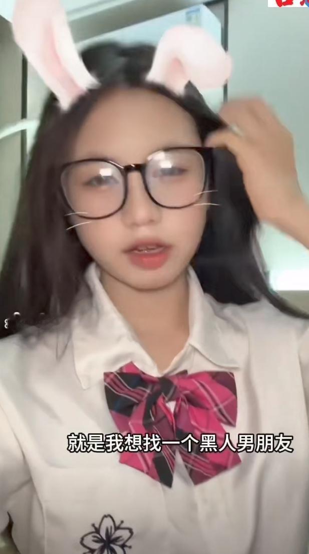 她心心念念要找黑人做男朋友，还说黑人扎了一条脏辫，好帅。
可她不知道黑人喜怒无常