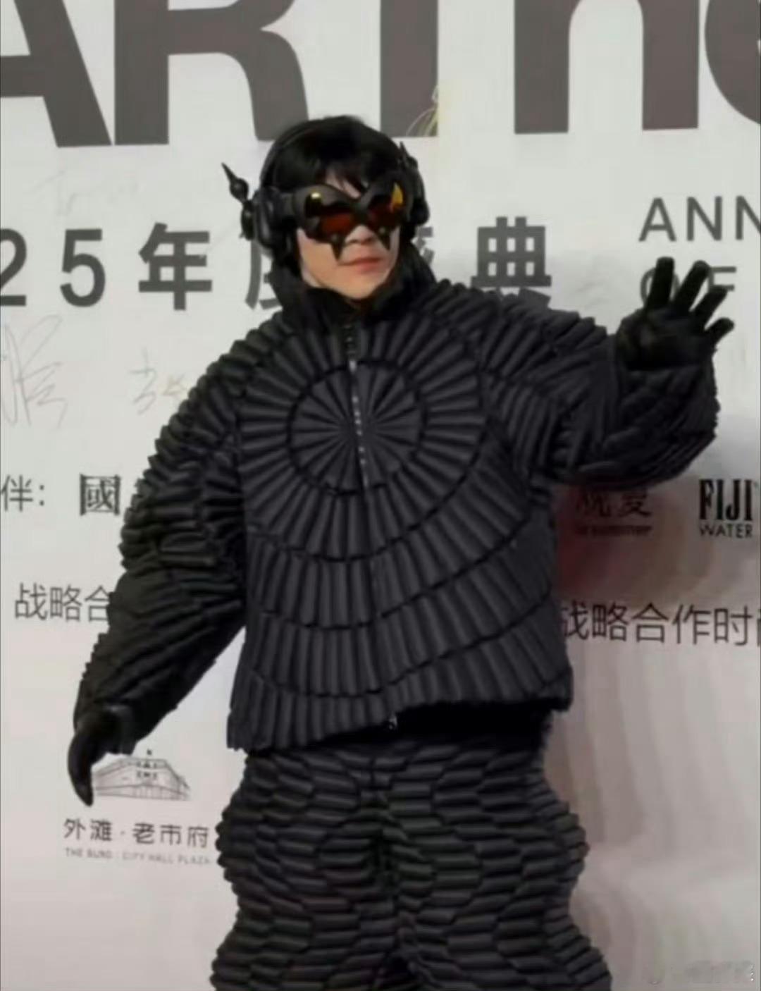 向佐换发型了  发型正常了 服装依旧抽象[晕] 
