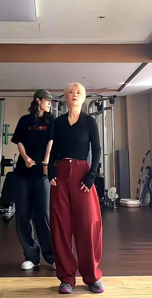 小沈阳两口子，真是把日子过成了一出戏。

沈春阳瘦下来，下颌线清晰得像换了个人，