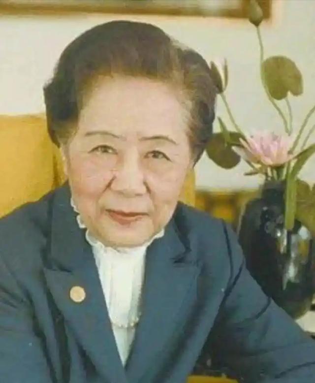 她被世界物理学界称为“核子研究的女王“。她帮美国造出原子弹，37年后回国见到总理