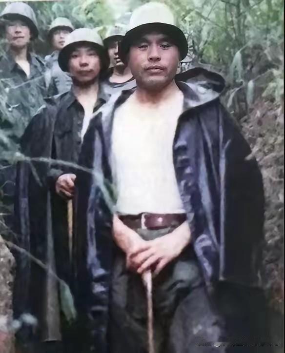 [太阳]1986年，老山战场前线，大雨滂沱，61师师长刘登云站在指挥所门前若有所