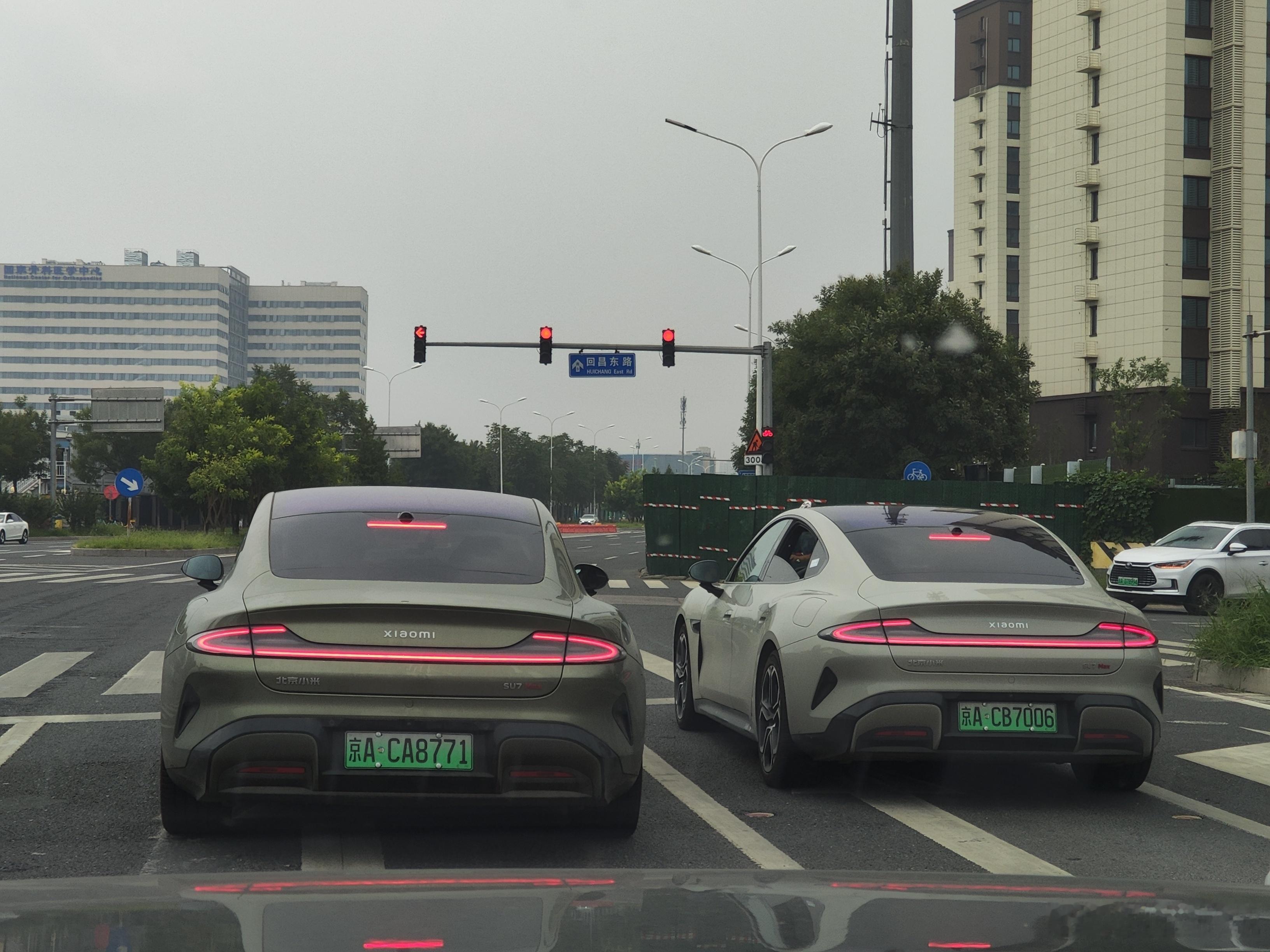 一个红绿灯🚥，居然发现两辆小米汽车，路上的小米su7确实越来越多了 ​​​
