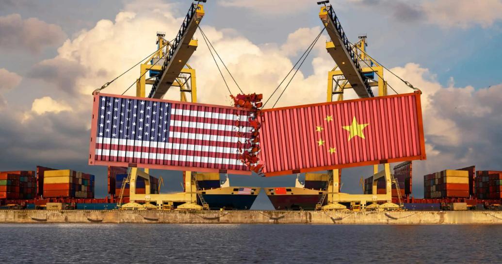 美国这套打法，是不是看着有点眼熟？没错，他们现在整我们的手段，跟当年搞垮日本的“