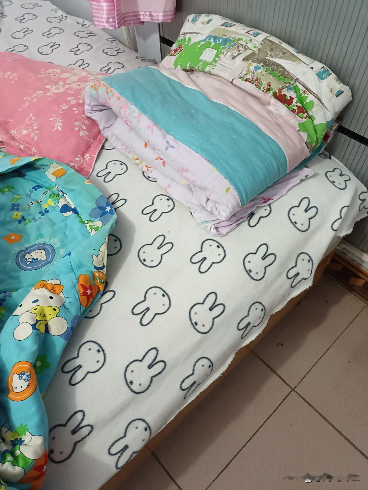 77岁的老妈感叹自己真的老了，老妈年轻的时候，会裁剪，做衣服做的特别好，针线活也