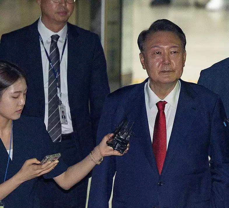韩国前总统尹锡悦被关押在2坪（6平方米）左右的单人牢房，与此前传说的3坪差了三分