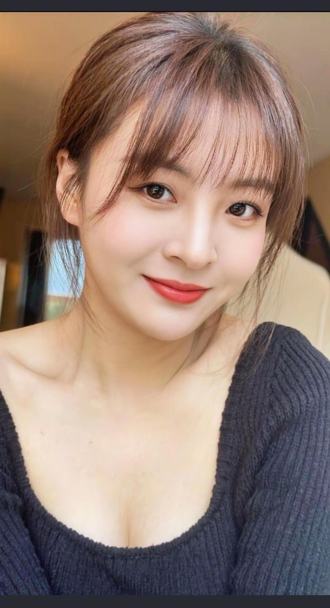 笑颜如花绽，红妆映春光。