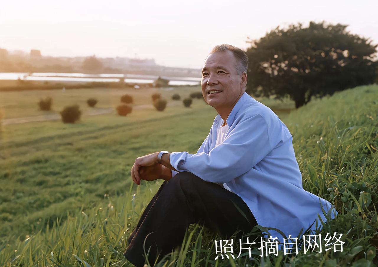 儿子开车，一家三代一起回老家。老家在江的北面，小车上了轮渡。这本应是一次充满欢乐