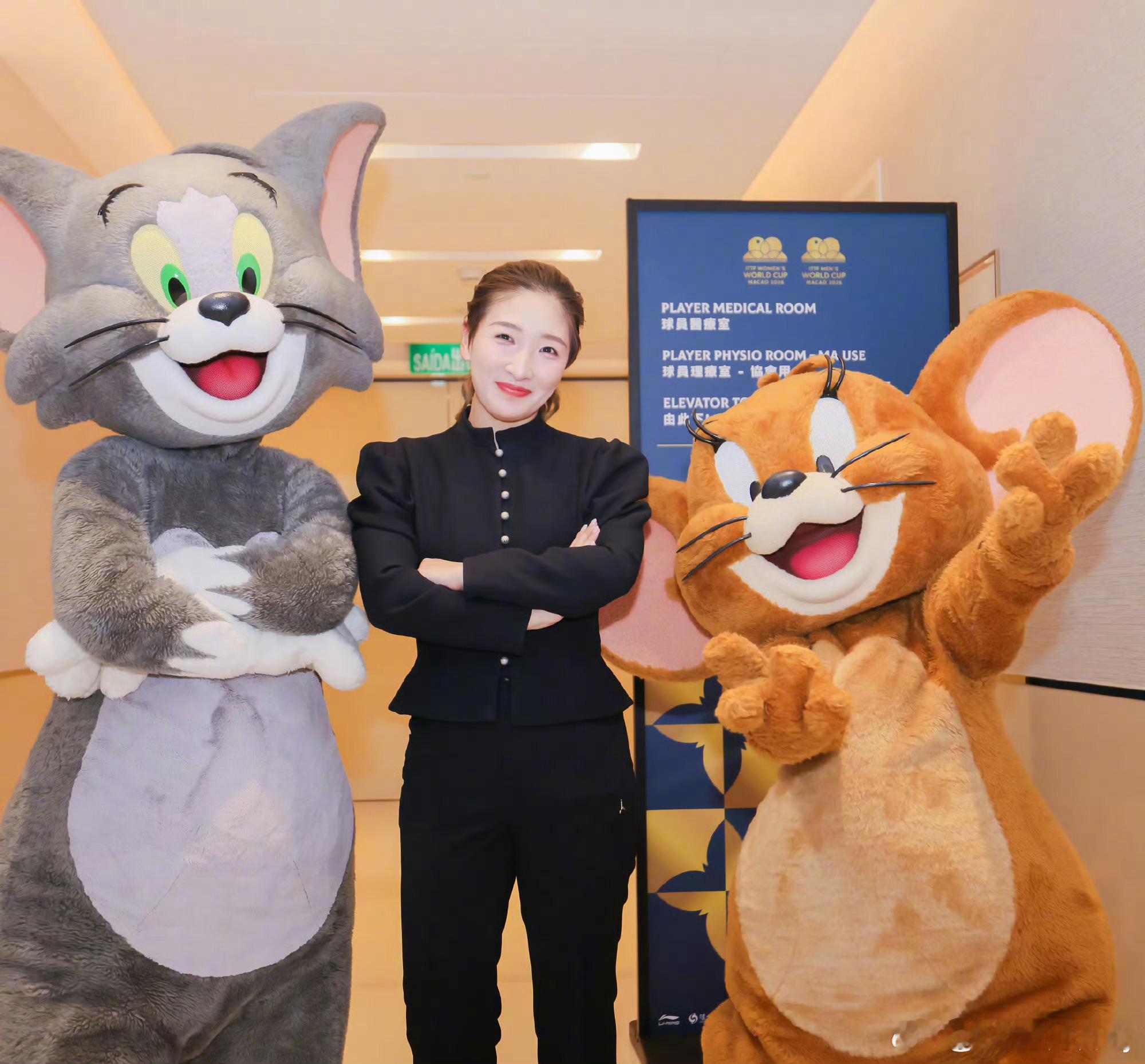 刘诗雯国际乒联运动员委员会主席祝贺小枣，这也是她第二次担任国际乒联运动委员会主席