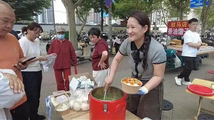 盒饭越卖越便宜，价格从6元到3元，最后干脆免费送！
这你肯定是第一次听说这种事！
