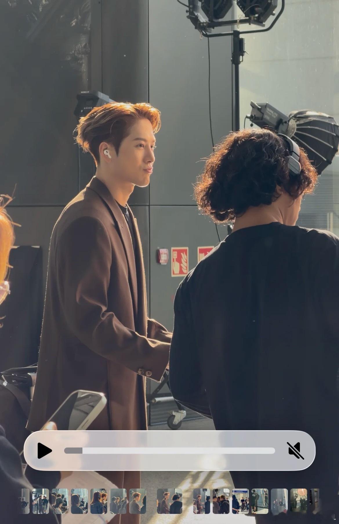 王嘉尔官宣跨年舞台时隔六年 回湖南卫视跨年啦也是时隔六年 回港开始活动 一切都是