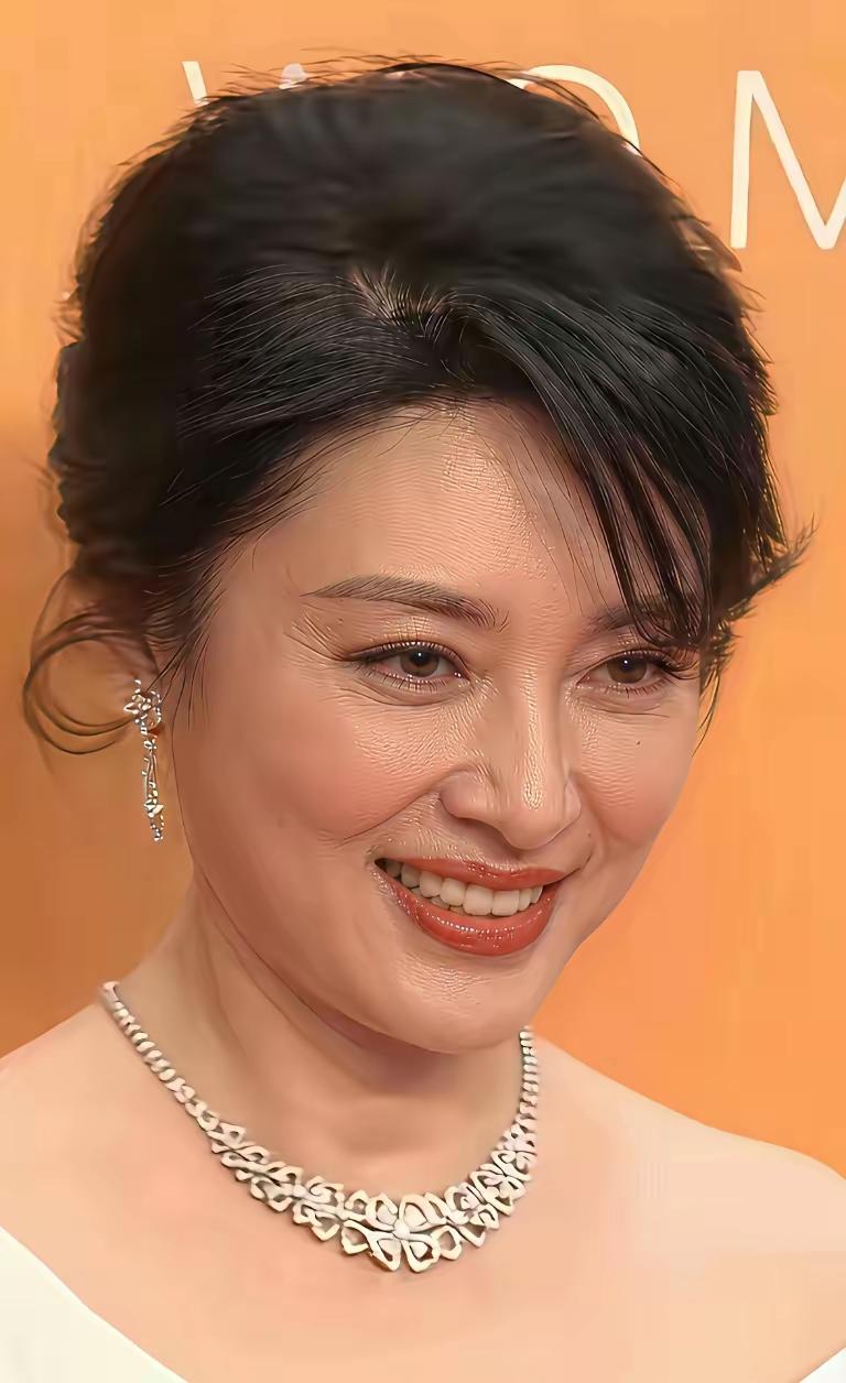 第一个美女是金巧巧吗？虽然看起来皱纹横生，但是依旧很好看呀
原相机镜头下的六大美