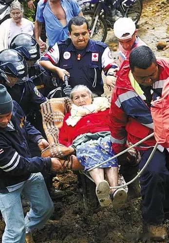 深夜震情敲响安全警钟 万物预警尽显世间温情
 
突发的大地震动瞬间打破城市深夜的