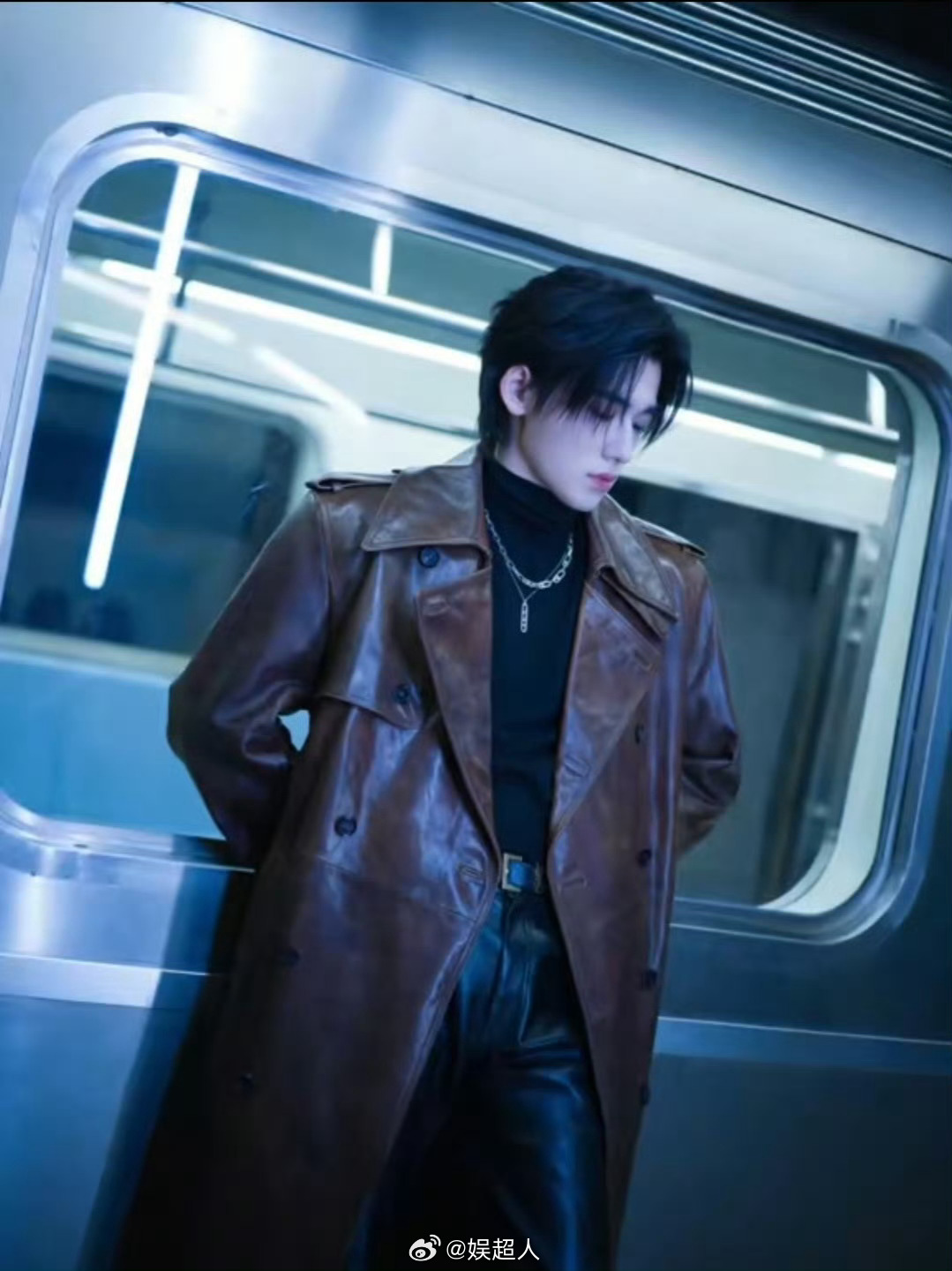 宋亚轩皮衣身材宋亚轩皮大衣造型不知道 宋亚轩穿皮衣的身材很曼妙