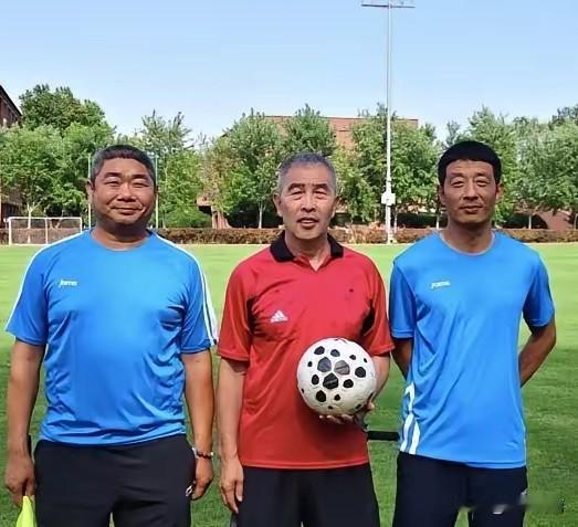 还记得中间这位白头发老头吗？他是中国迄今唯一执法男足世界杯正赛的主裁。

陆俊6