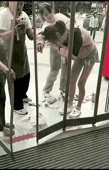 真丢人啊！
一女子逛超市出门，被服务员拦下，原来她身上和提包里藏了不少没付款的商