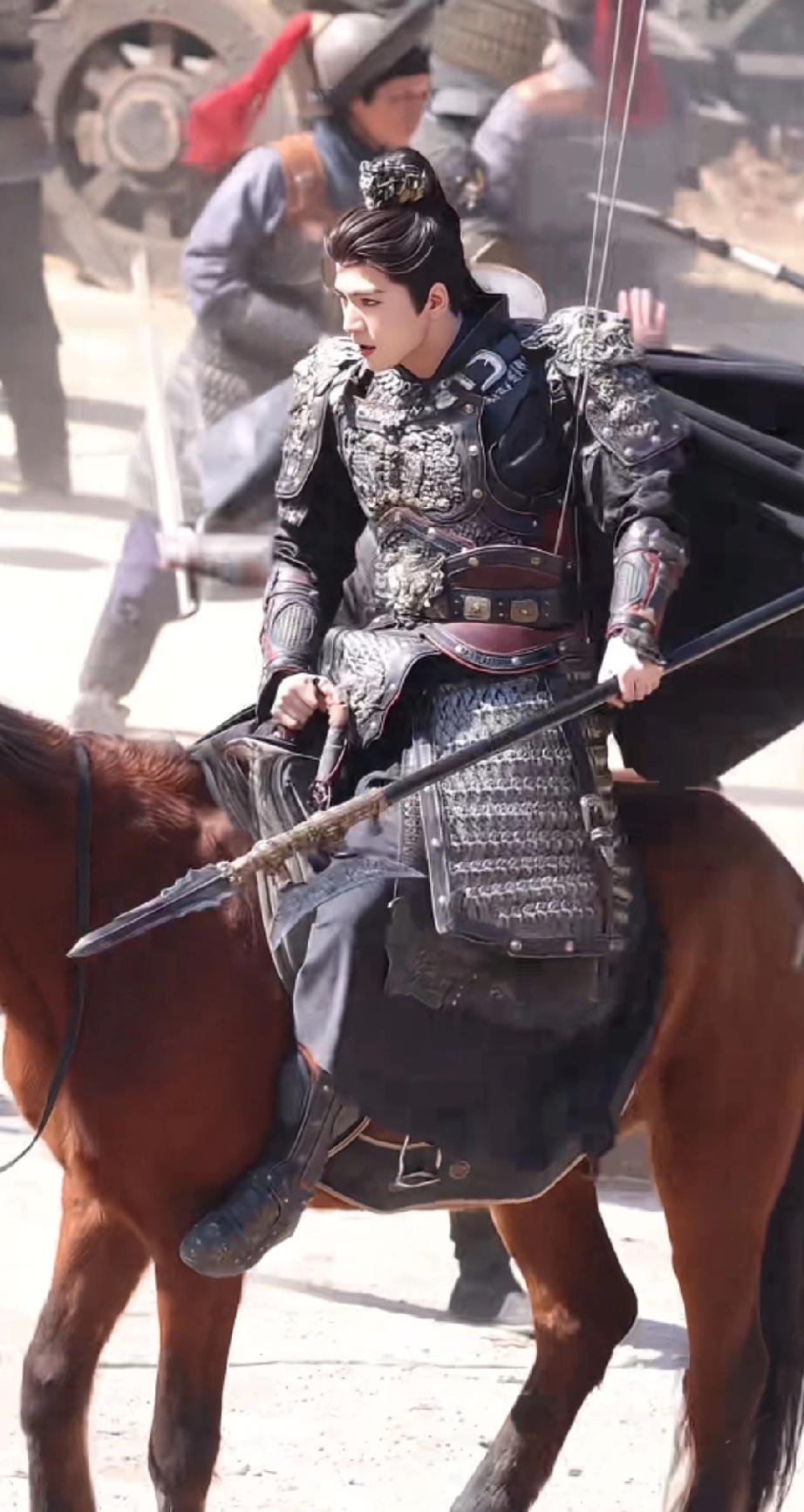 张凌赫拍武安侯 被钢丝绳勒出痛苦面具

前一秒帅气上马，后面痛得喊出声，有人表示