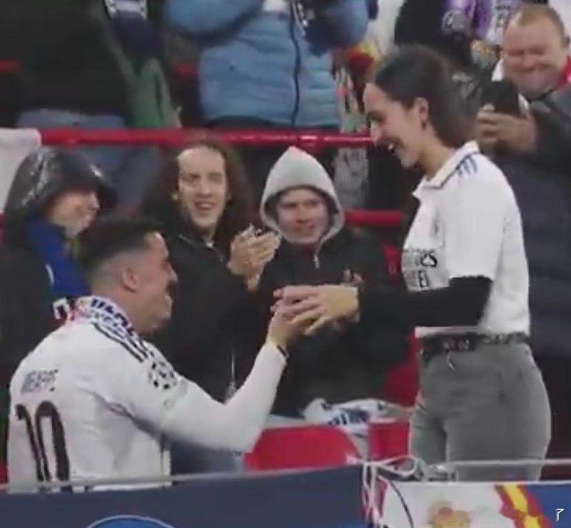 一位皇马球迷在安菲尔德球场向女友求婚成功 ​​​