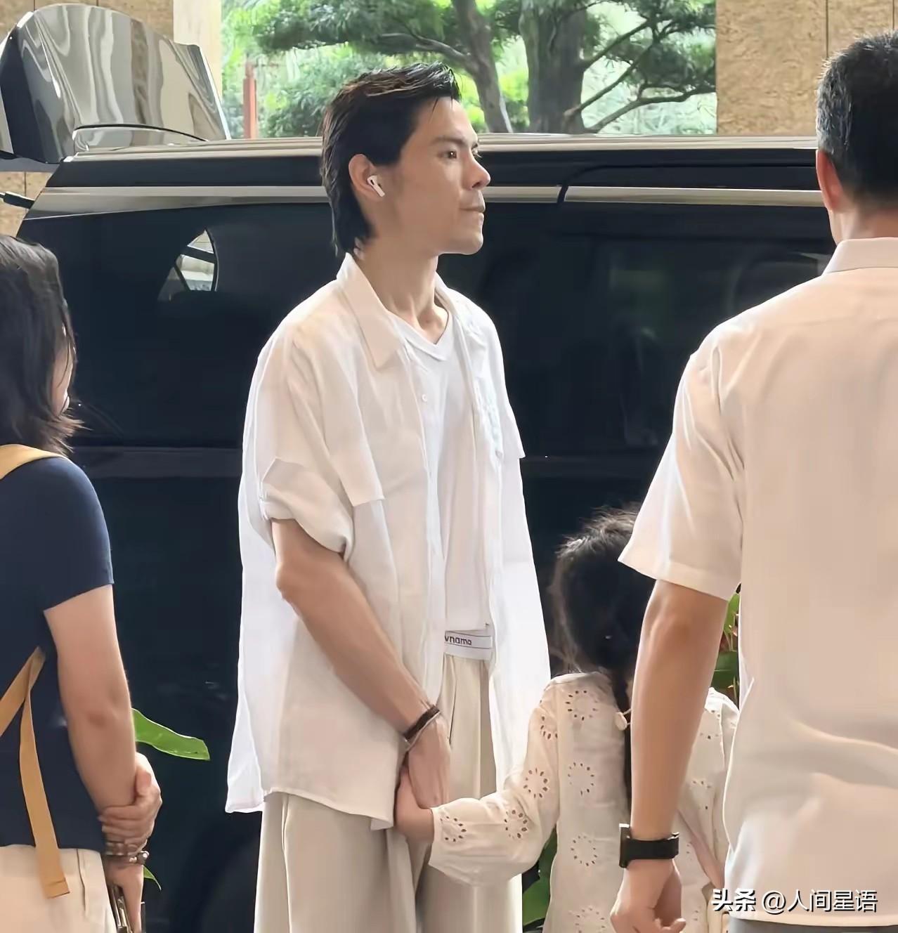 近日，向佐带家人现身珠海，女儿向芷一路黏着爸爸，父女俩牵手同行，亲密感藏都藏不住