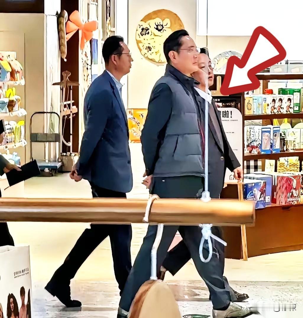 刷到张图，
直接给我看愣了。
三星的掌门人李在镕，居然就这么在北京的街上随意溜达