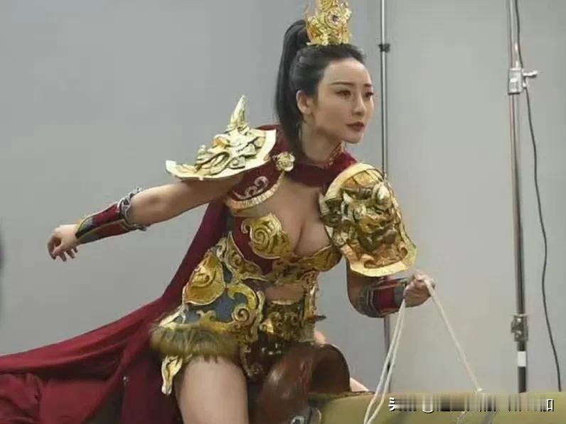 柳岩竟然要演哪吒三太子了[耶]一身丰乳翘臀性感金甲、策马扬鞭的定妆照来袭！人们印