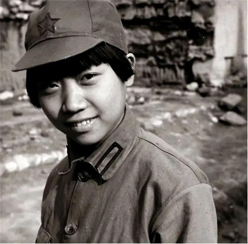 1936年，土匪要枪毙12岁的小红军。突然，小红军镇定地说：“你们用刀砍死我吧，