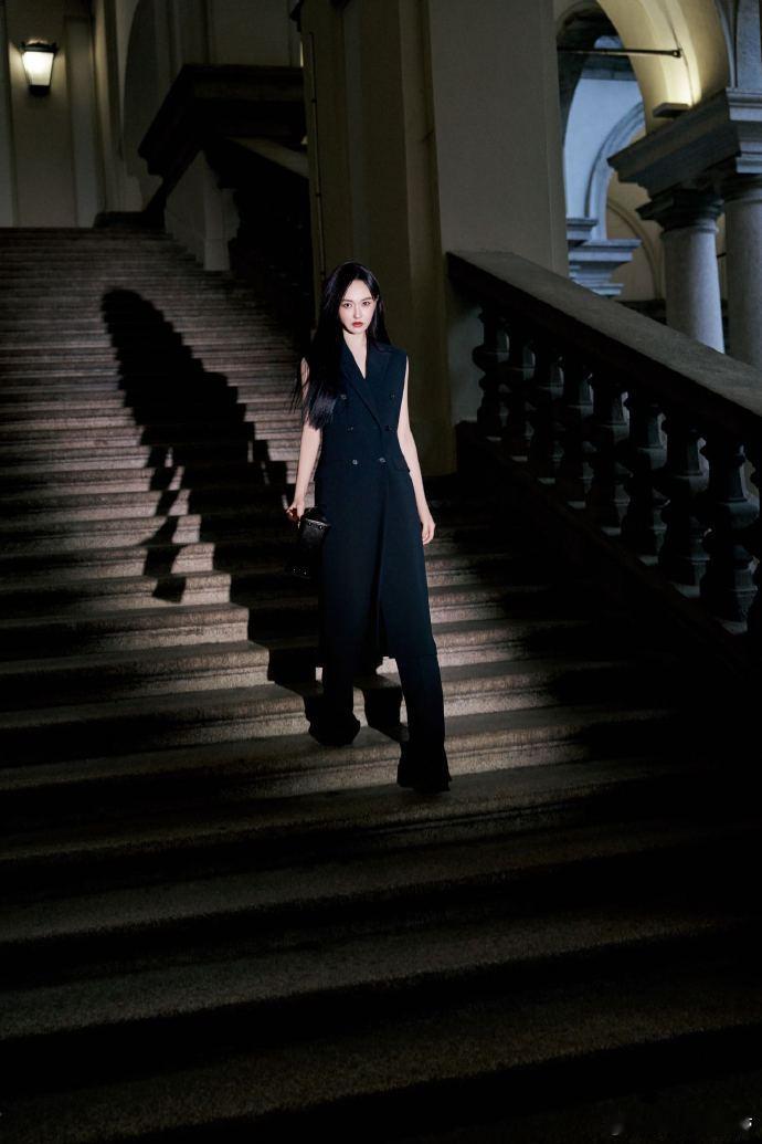 唐嫣好笔直的一条人 唐嫣米兰时装周太惊艳！黑色穿搭配黑长直，清冷又贵气，时尚表现