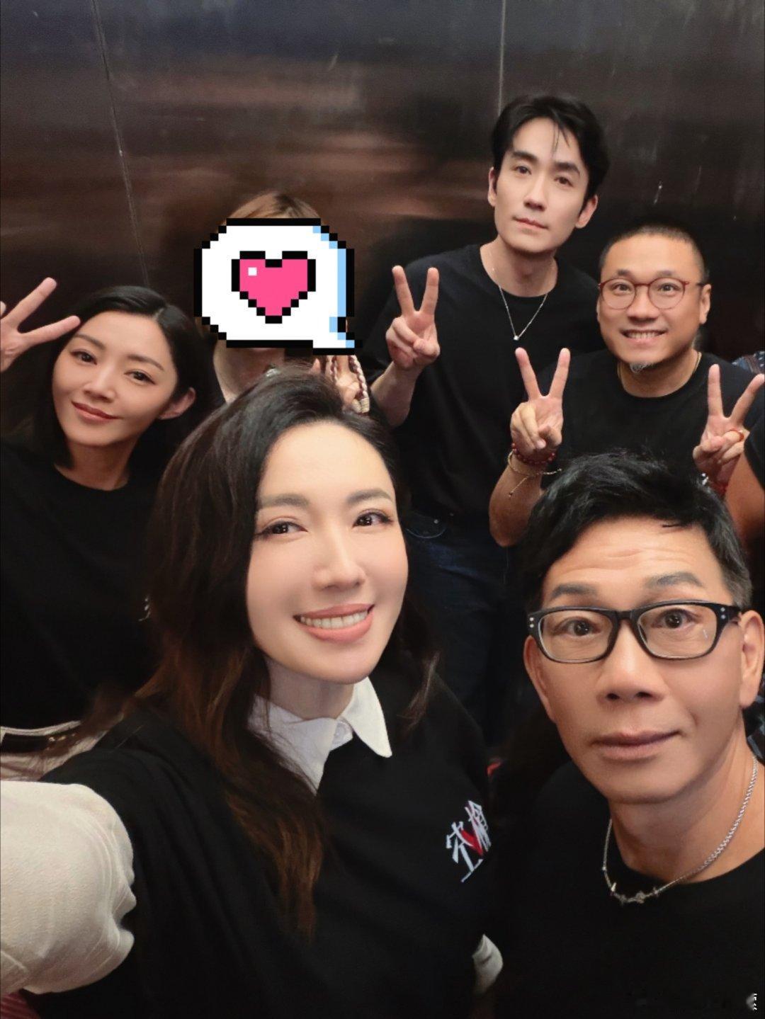 李施嬅姐姐分享的空枪香港路演演员合照[嘻嘻]朱一龙好帅[舔屏][舔屏] ​​​