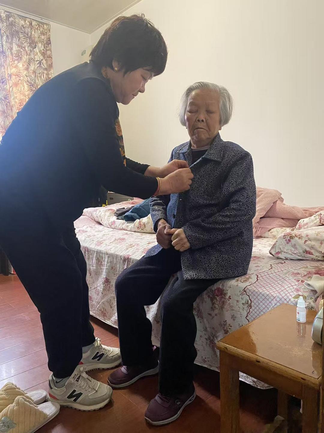 宁波北仑好媳妇用孝心铺就长寿路近日，宁波北仑“好媳妇” 乐亚花的孝老事迹在乡邻间