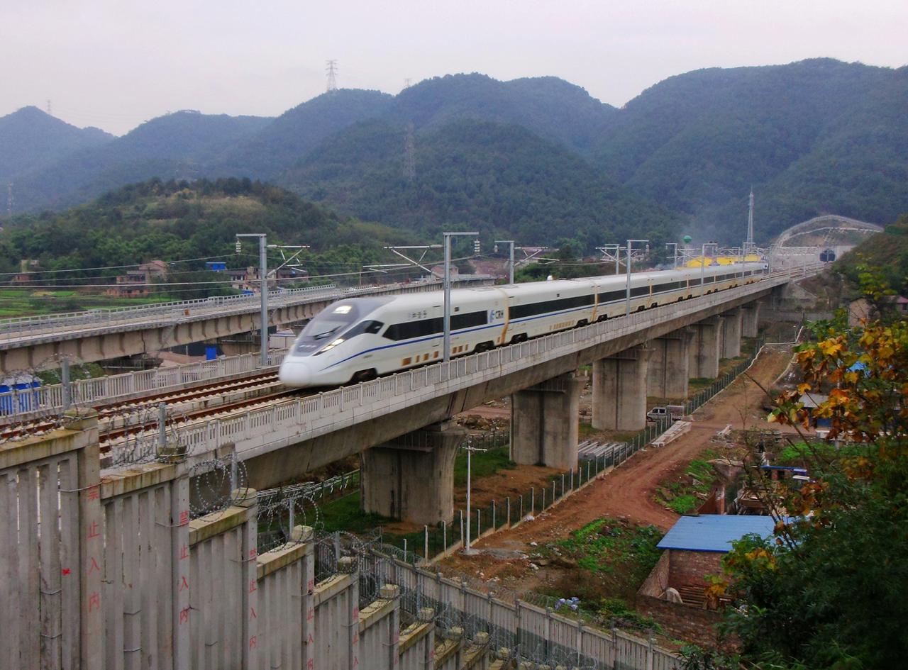 成渝高铁开通已经十年了，这是十年前在梁滩河线路所旁边拍摄的，当时成渝高铁在进行开