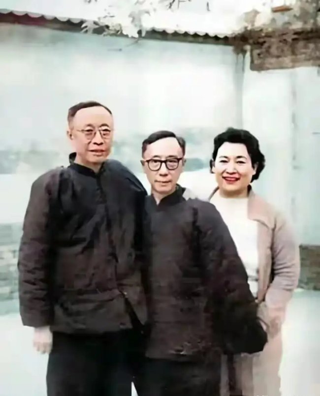 1967年，溥仪，溥杰一张珍贵合影，相互依偎在一起，兄弟情义浓浓 