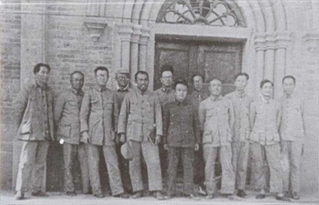#历史影像# 1938年秋的“六届六中全会”上，左起毛泽东、彭德怀、王稼祥、张闻