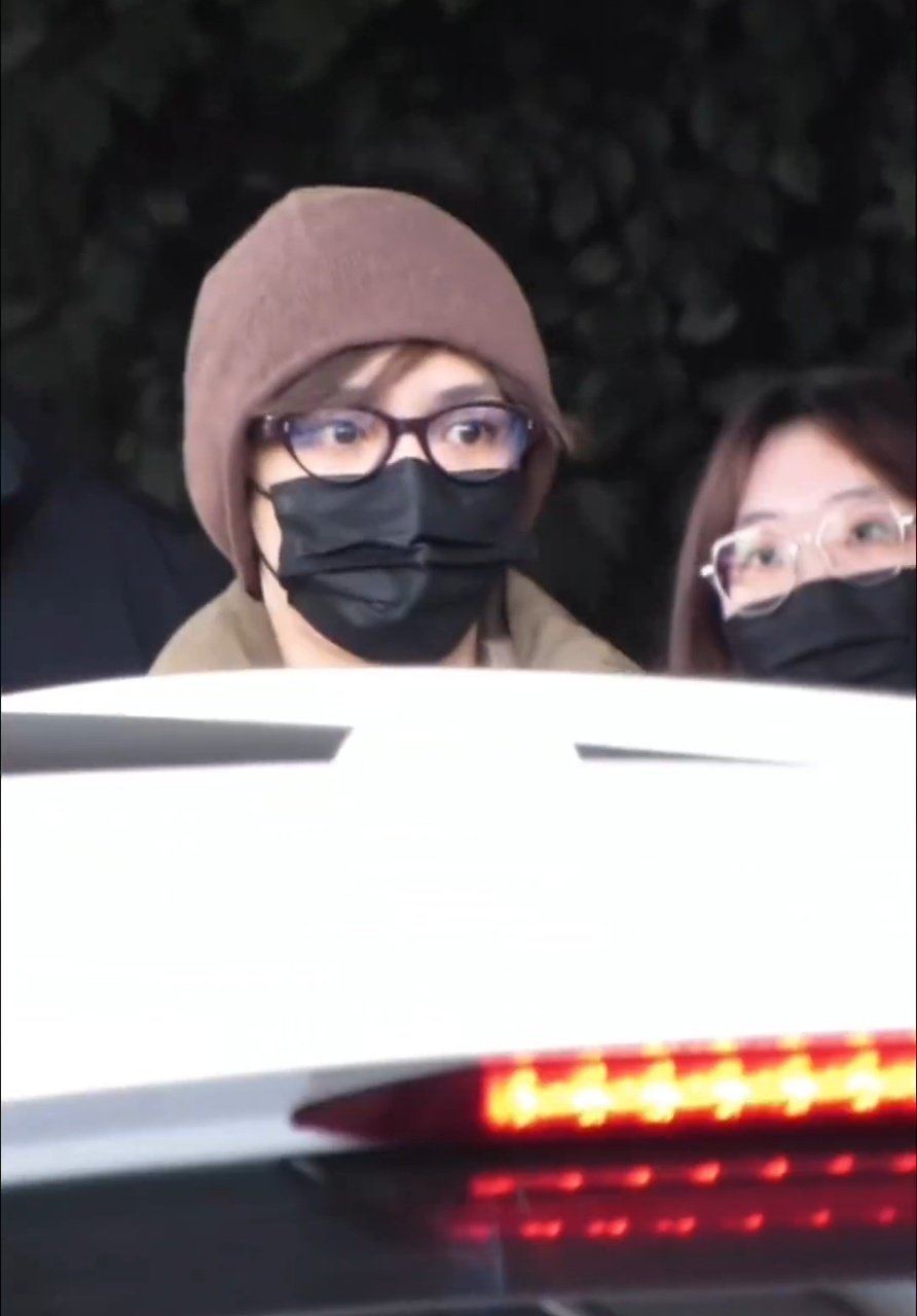 侯明昊到达长沙跟粉丝打招呼，预祝hi6录制顺利！