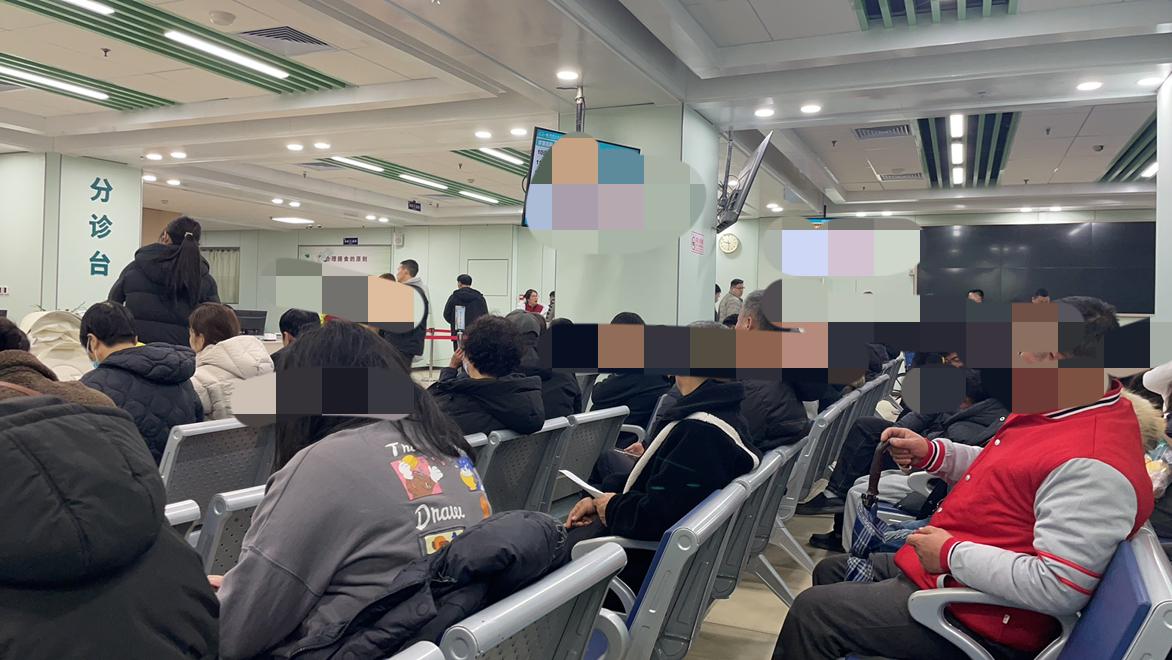 医院人太多了，今天周末去医院检查甲状腺，最主要的是今天还下着雨，

没想到医院里