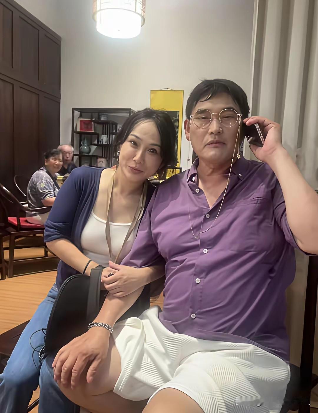 大衣哥：喂，玉华呀，是我，这可不是我故意的，是她非要搂着我呀，我也不想啊，可是甩