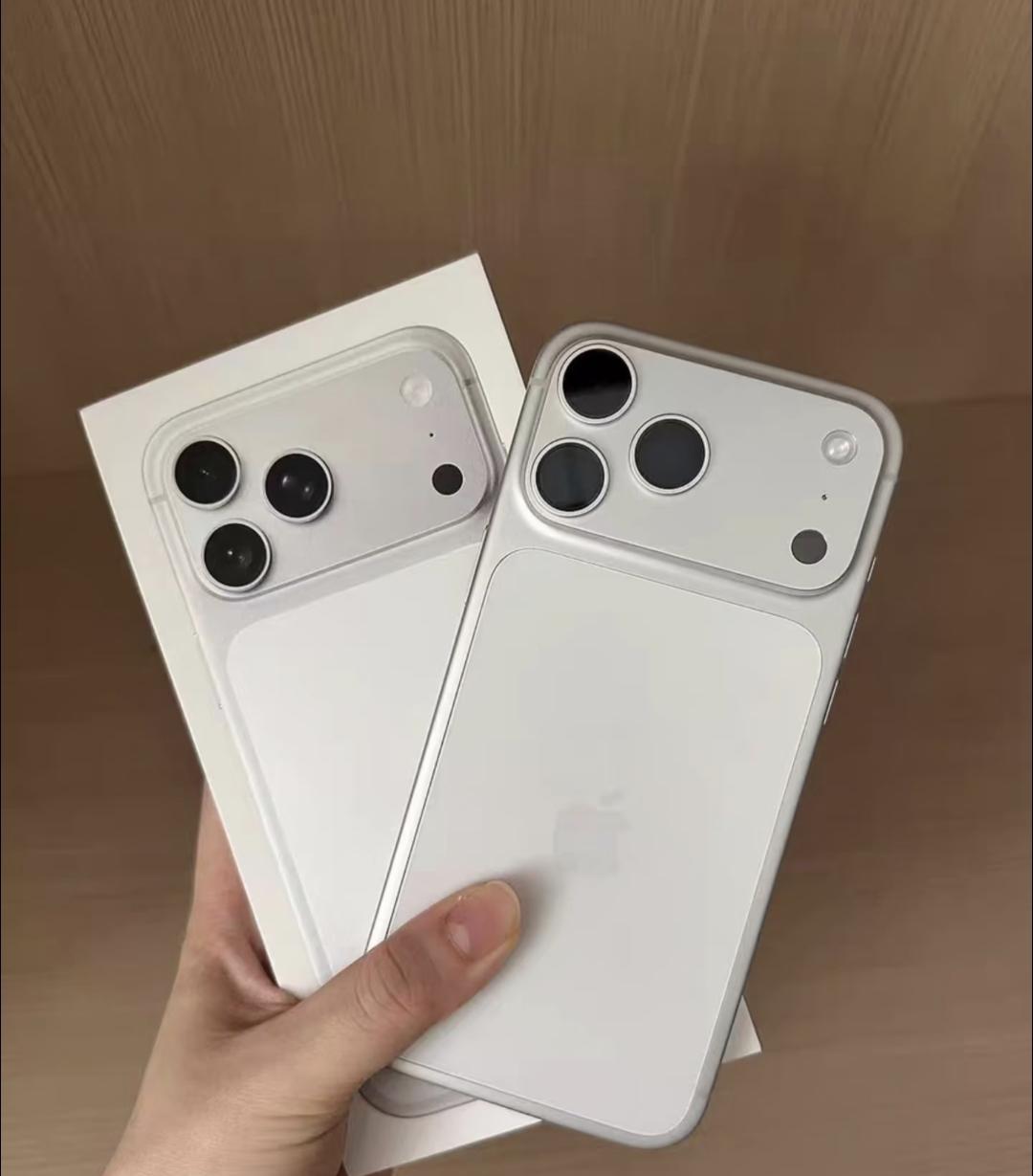 我同事真是个极品
别人都在买苹果18pro
他却买苹果17Promax

他跟我