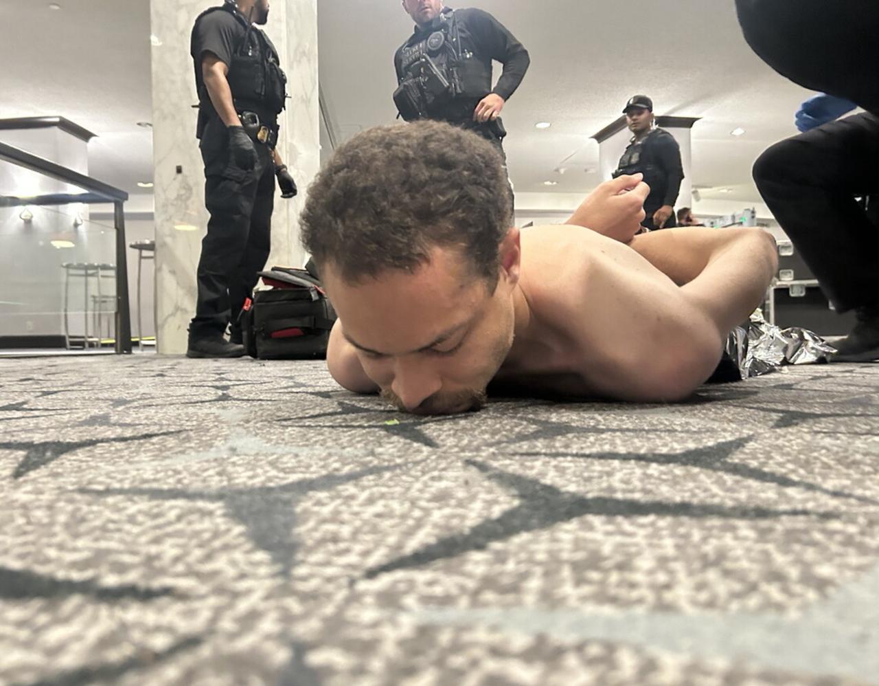 枪手被捕的画面公开了，这是川普自己在社媒发的。

现在有几个问题需要厘清：

1