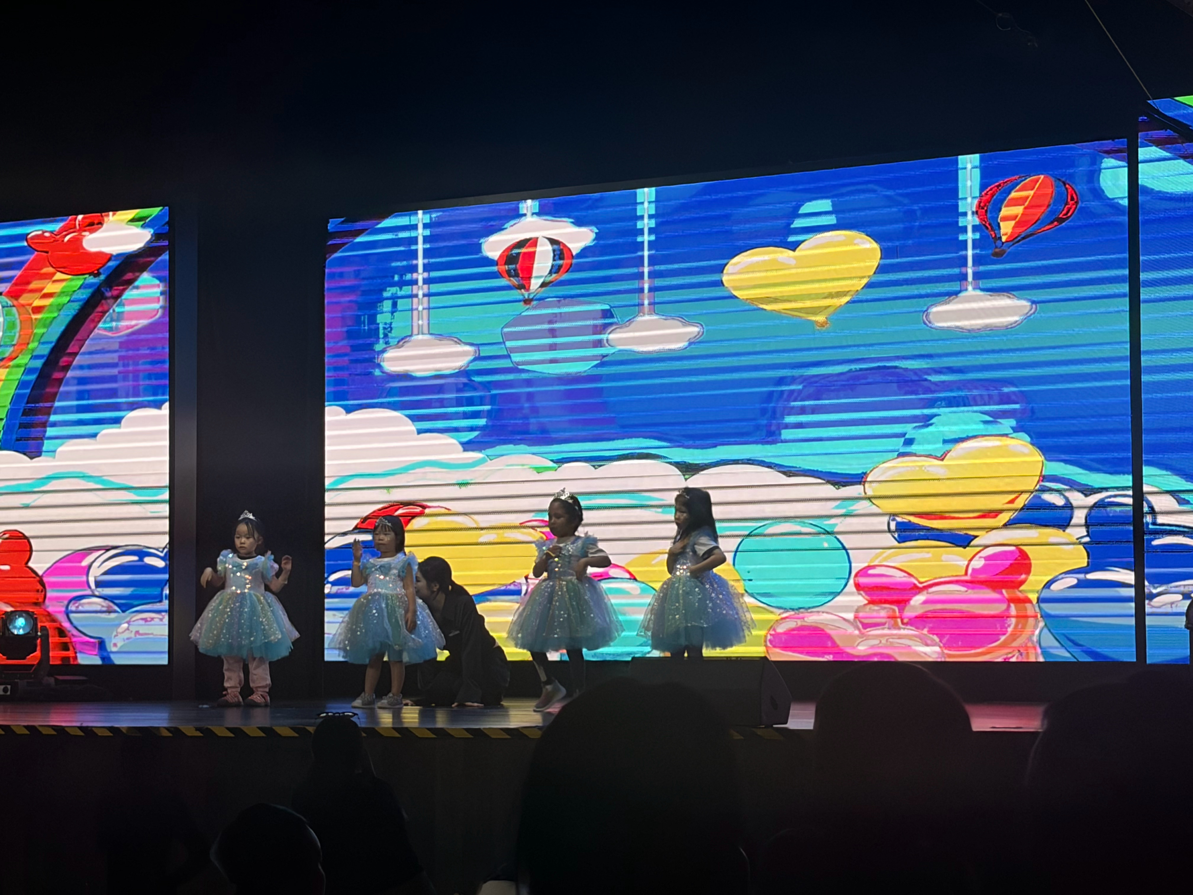 赶上了糖果派对，但没赶上演出。还是把我骂了一顿。 