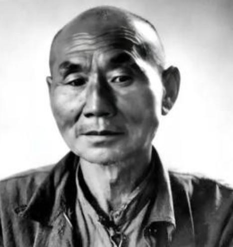 1937年，七八名被剥光上衣的青年跪成一排，2个日兵用刺刀疯狂戳杀，突然，17岁