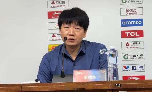 对于山东男篮第四外援是否可以提上日程的话题，主帅邱彪回应表示：努力争取。 ​​​