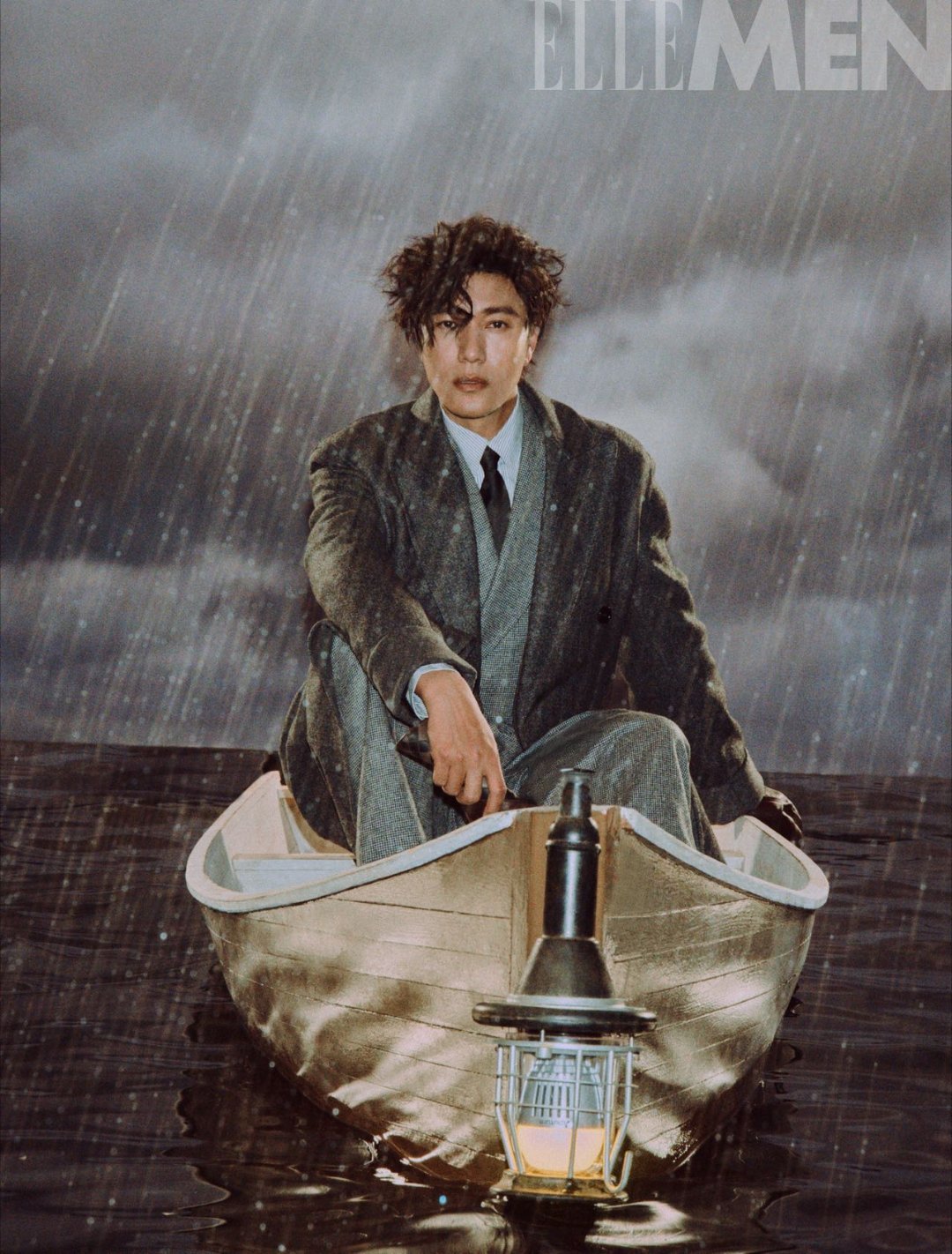 陈坤雨中绅士 雨丝飘落间，陈坤以简约穿搭诠释绅士美学，挺括衣料衬出挺拔身姿，举手