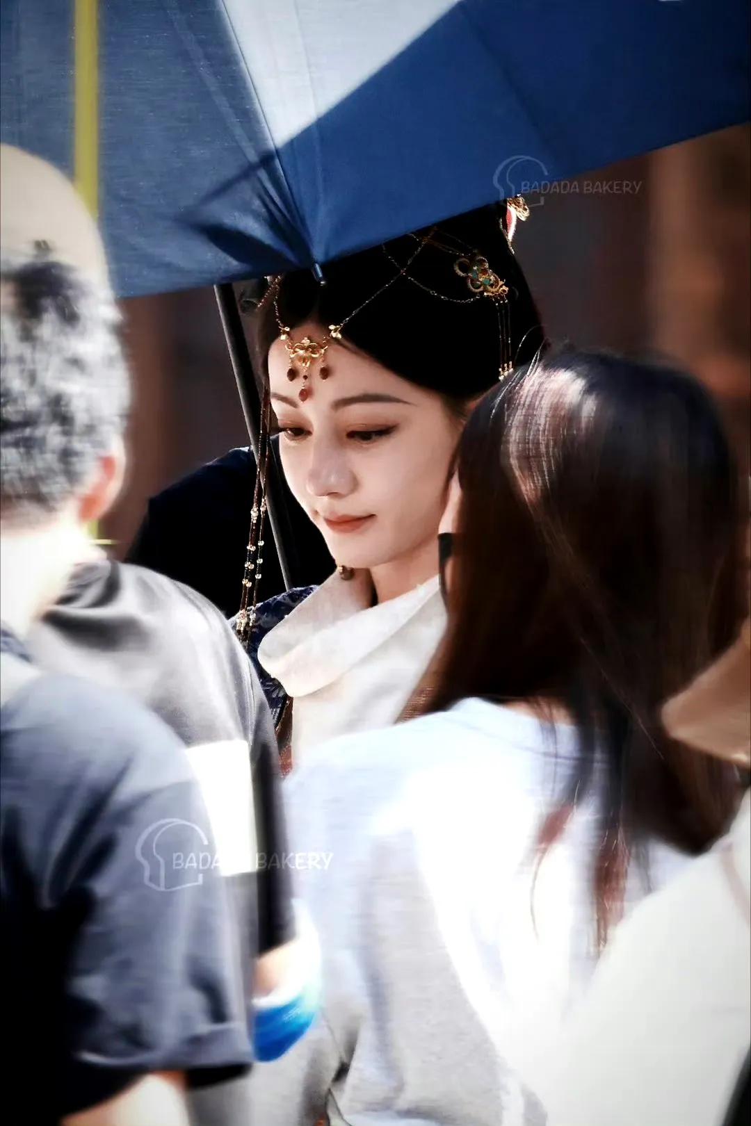 迪丽热巴《慕胥辞》路透图有！今天是异域灵主贺思慕，像波斯猫一样灵动冷艳[送心][