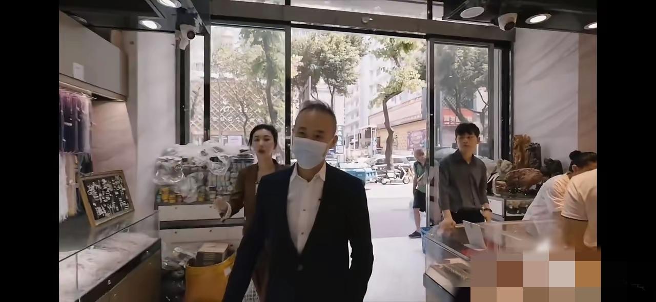 遥想老王当年，小田初嫁了
雄姿英发，羽扇纶巾
谈笑间豪情万丈自觉可胜天
过往云烟