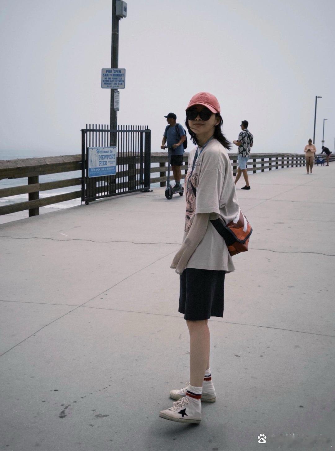 梅婷的私服告诉我们：穿衣风格无关年龄，快五十岁也能穿“小男孩”风，也能帅气调皮。